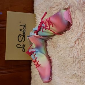 La Sheelah, Size 10 Sneaker